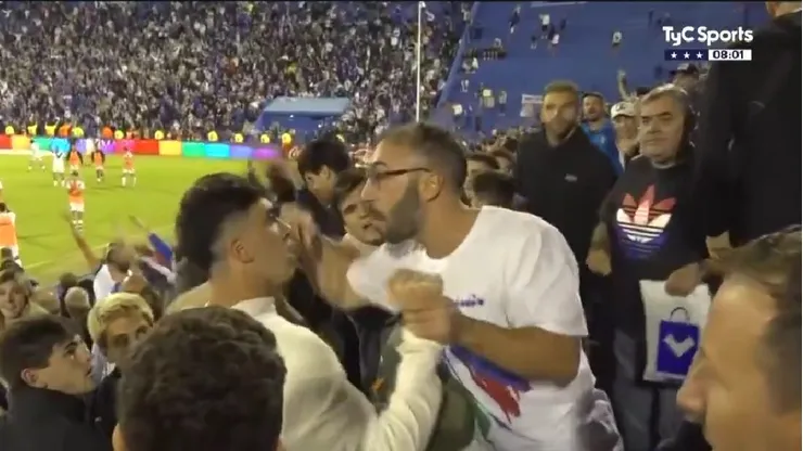 Hijos de Gustavo Quinteros terminaron a los empujones con hinchas de Vélez.