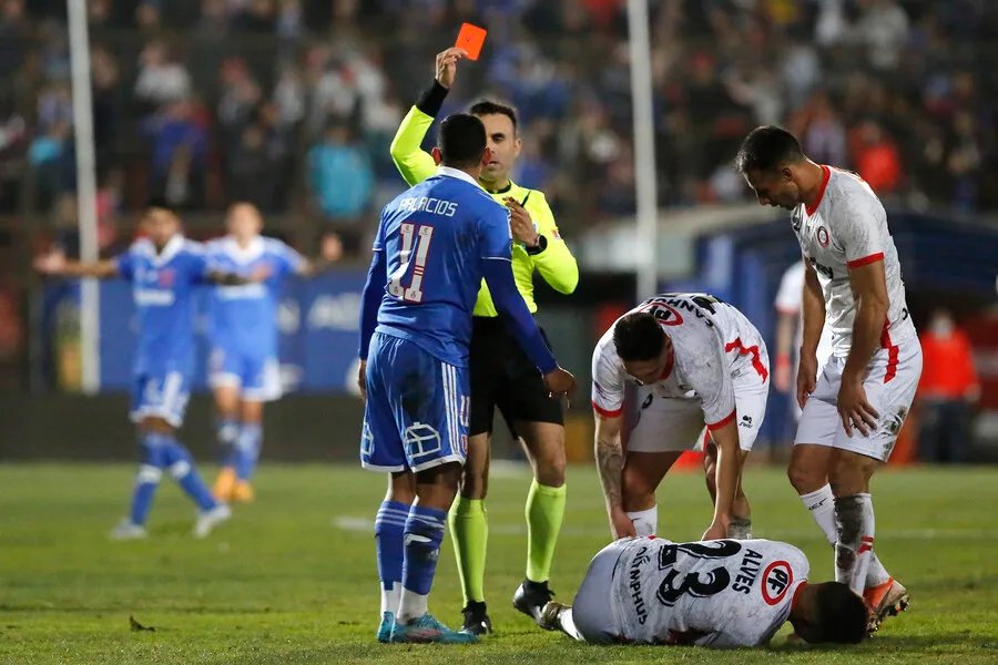 La expulsión del Chorri ante ULC en 2022, terminó por sentenciarlo con Diego López (Photosport)