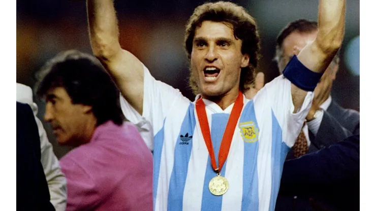 Gabriel Mendoza cruza a Óscar Ruggeri.