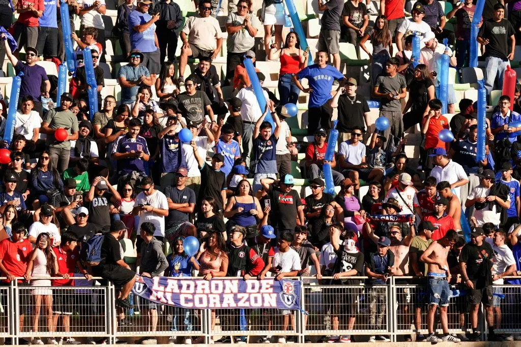 Hinchas de la U alentando al Romántico Viajero en Copiapó | FOTO: Alex Fuentes/Photosport