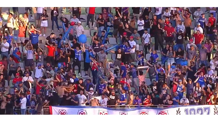 Los hinchas azules se hicieron sentir en el estadio Luis Valenzuela Hermosilla.