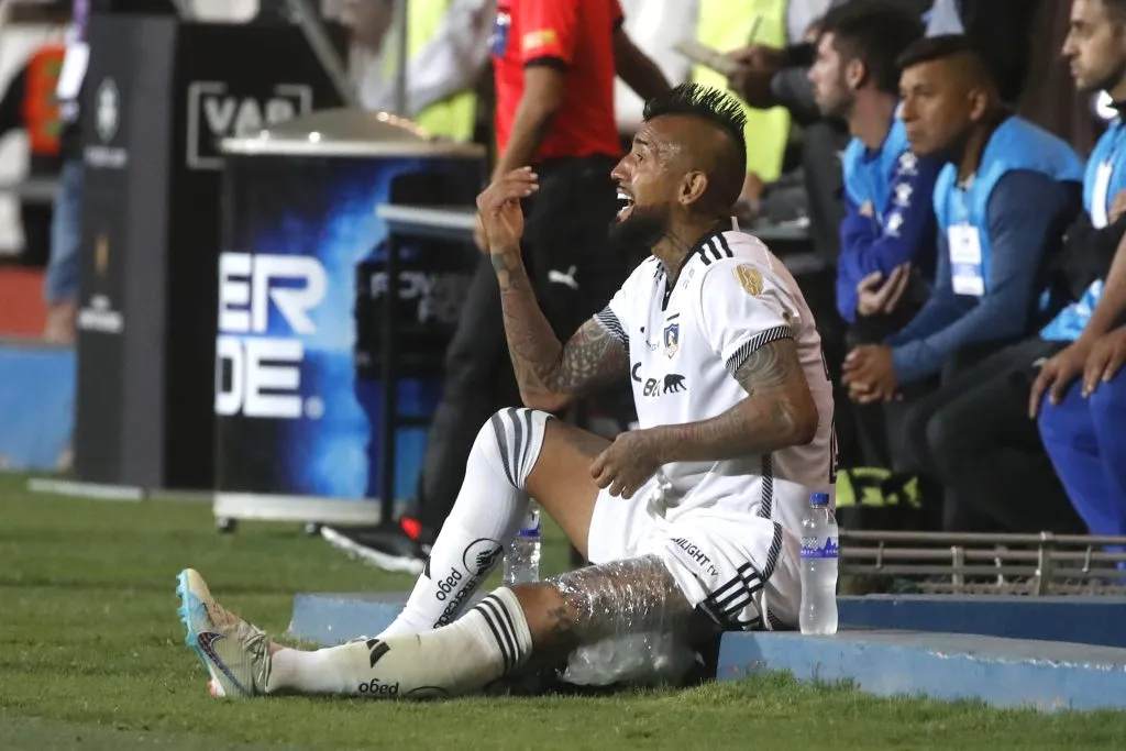 Vidal y su bolsa de hielo en el muslo izquierdo | FOTO: Jonnathan Oyarzun/Photosport