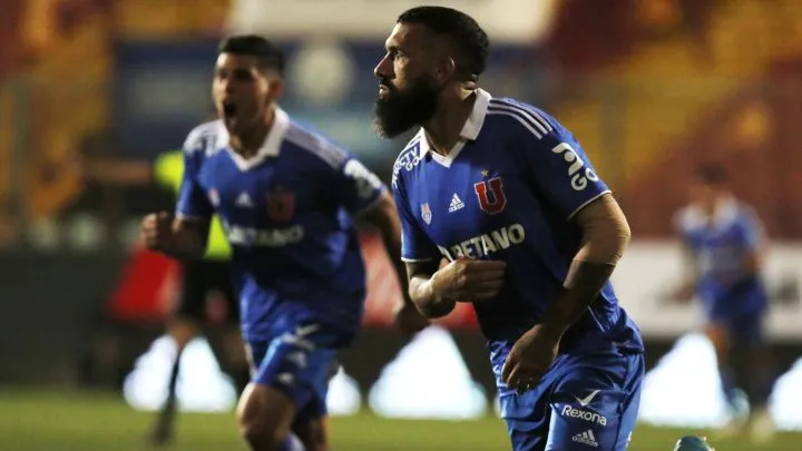 Ronnie Fernández anotando el gol ante Antofagasta. Aquel fue el segundo triunfo azul en igual cantidad de partidos en el arranque del torneo (Archivo)
