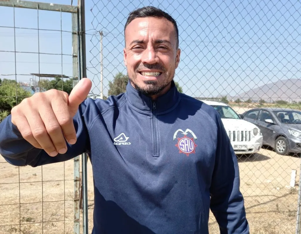 Roberto Cereceda le da la bienvenida a Cristóbal Campos.