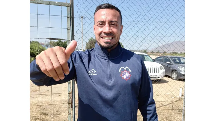 Roberto Cereceda le da la bienvenida a Cristóbal Campos.