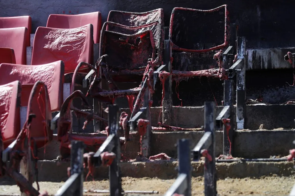 Así quedó el recinto deportivo más importante de Chile tras los desmanes de cientos de hinchas albos | FOTO: Jonnathan Oyarzun/Photosport