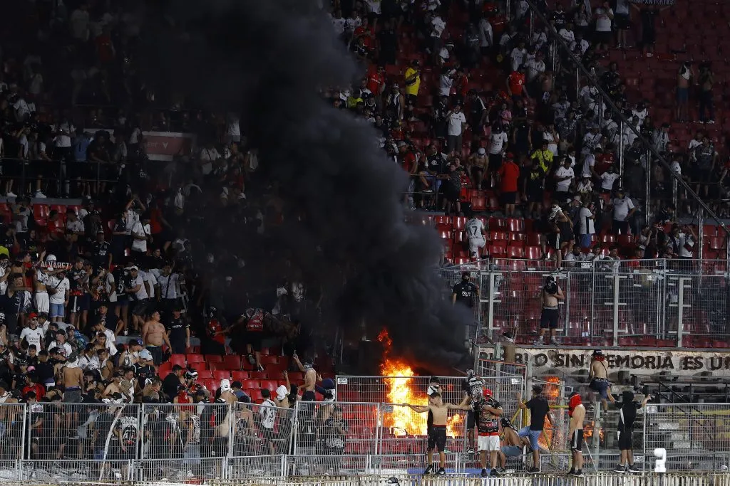 Estos fueron parte de los incidentes provocados por un grupo de barristas de Colo Colo en el Estadio Nacional. (Foto: Felipe Zanca/Photosport)