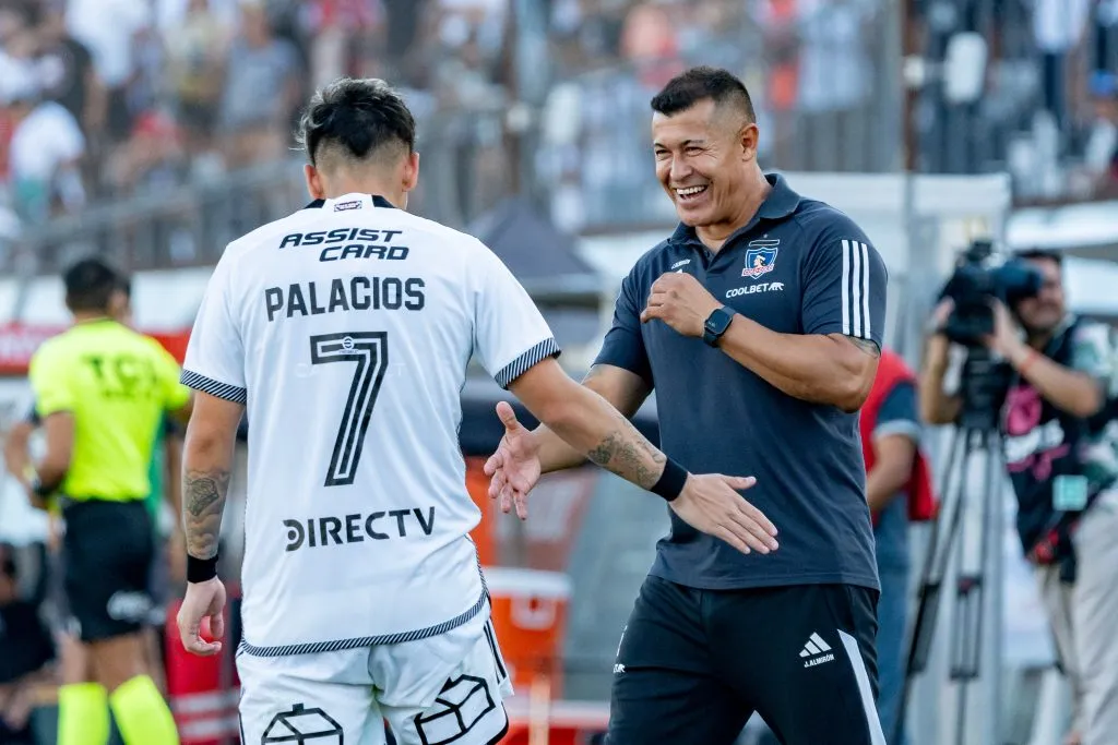 Jorge Almirón junto a Carlos Palacios, que fue la figura de Colo Colo ante Huachipato. (Foto: Guillermo Salazar)