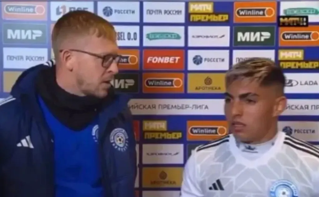 Jordhy Thompson junto al traductor del FC Orenburg.