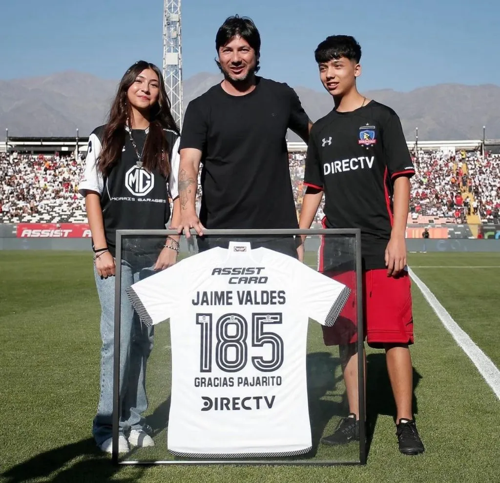 Jaime Valdés junto a sus hijos y la camiseta que le obsequió Colo Colo.