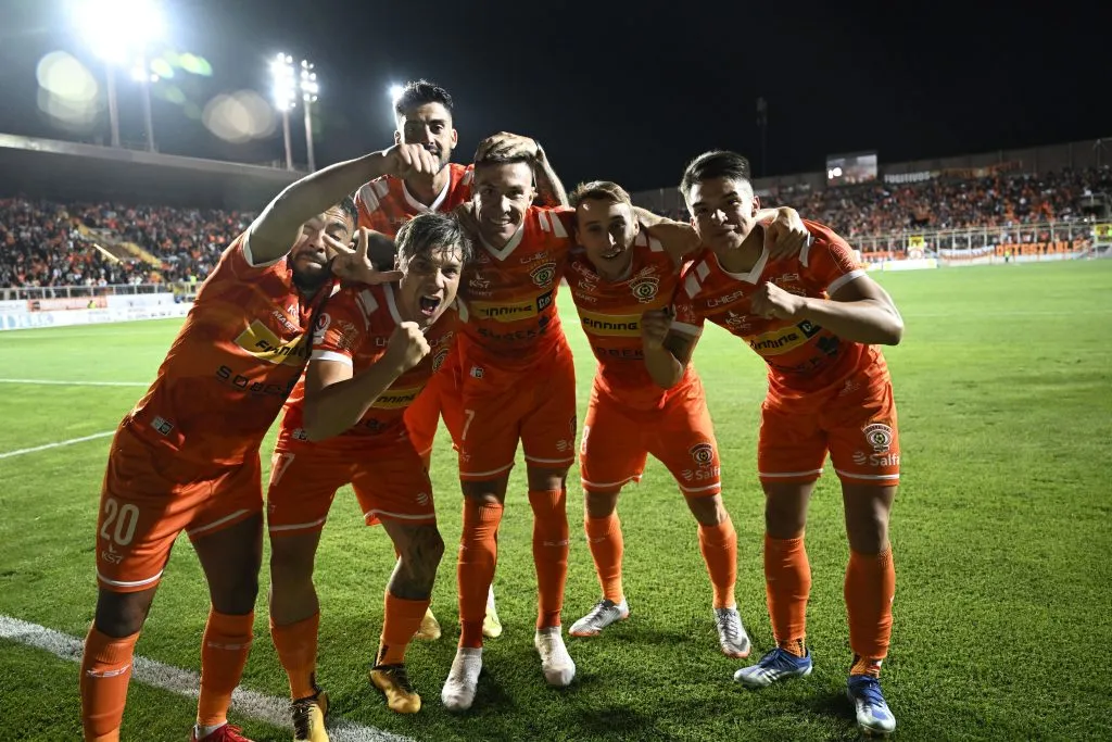 Los jugadores de Cobreloa celebrando el triunfo ante Cobresal | FOTO: Pedro Tapia/Photosport