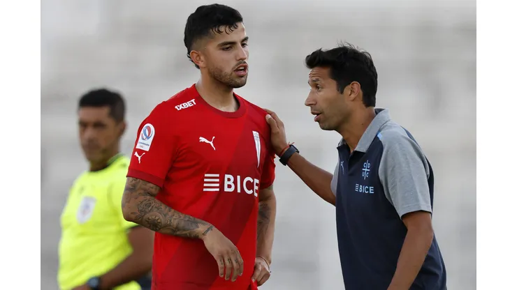 Jorge Aravena reconoce el trabajo de Nicolás Núñez