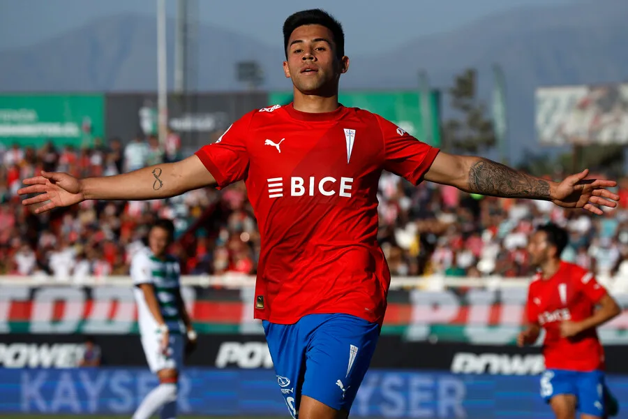 Aravena anotó el primer tanto de la UC | Foto: Photosport