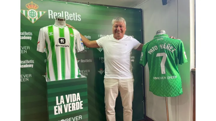 Patricio Yáñez recibió a los hinchas del Real Betis en Chile en la Casa Estadio. (Foto: Bolavip)