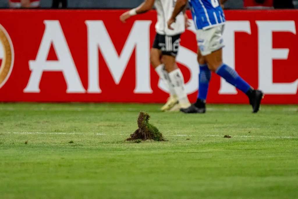 El pasto del Monumental se vio suelto en el duelo entre Colo Colo y Godoy Cruz por la Copa Libertadores. (Foto: Guille Salazar)