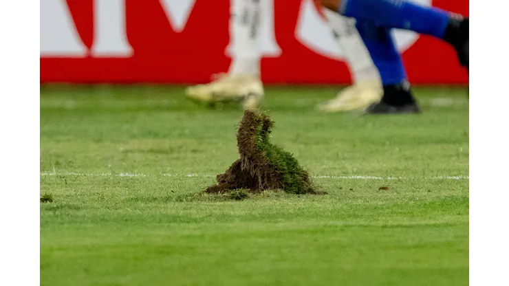 El campo de juego del estado Monumental no presentó su mejor versión. (Foto: Guille Salazar)