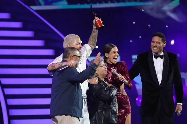 Los padres de Young Cister celebrando con su hijo (Aton)