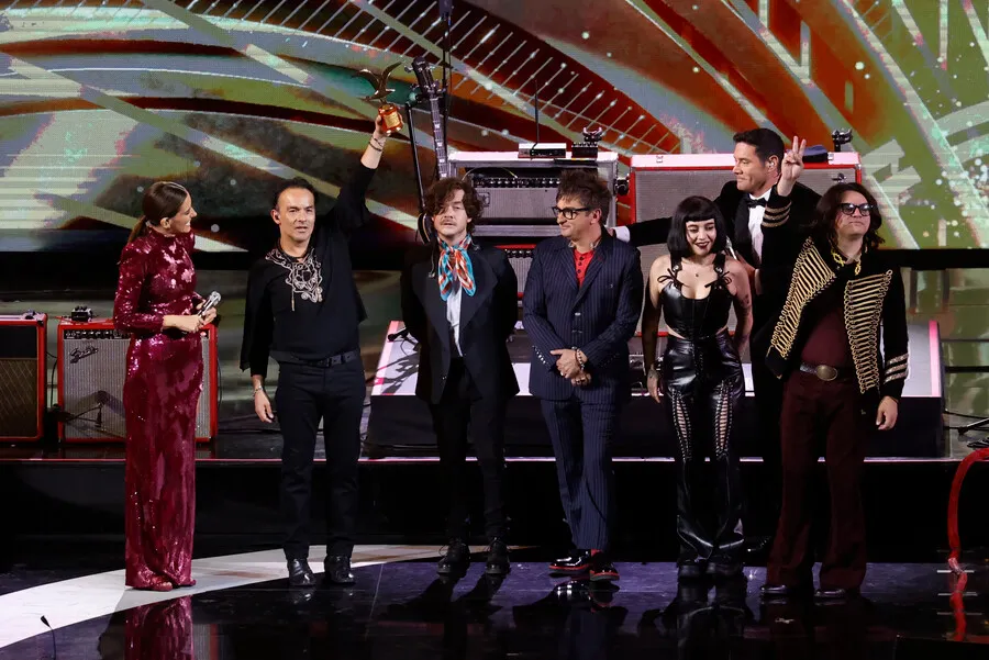 Los Bunkers alzando la gaviota de oro (Aton)