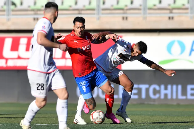 Zampedri se perderá el Clásico Universitario si es amonestado ante Unión. | Foto: Photosport