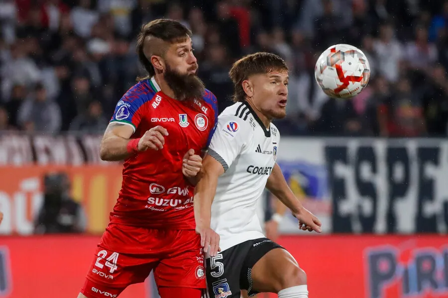 De Tezanos sienta en el banco a Leonardo Gil. | Foto: Photosport