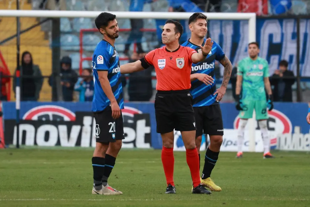 Piero Maza señala que desde el inicio interpretó que no era mano penal de Marcelo Díaz (Foto: Photosport)