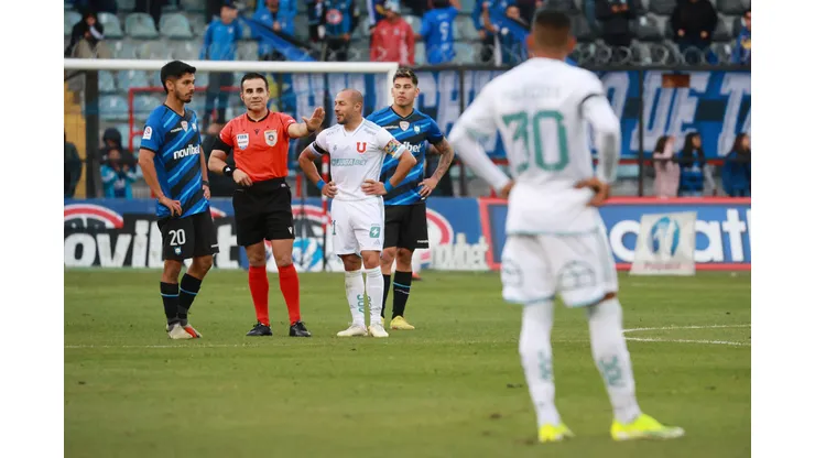 Piero Maza se refiere a la mano de Marcelo Díaz. (Foto: Photosport)