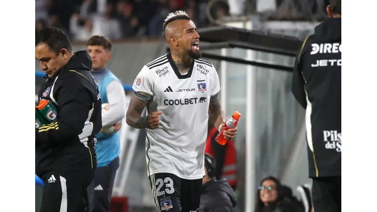 Arturo Vidal se gana los aplausos en Colo Colo. (Foto: Photosport)