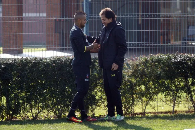 Hugo González mantiene una larga amistad con Arturo Vidal. (Foto: Sebastián Órdenes/ Colo Colo vía Photosport)