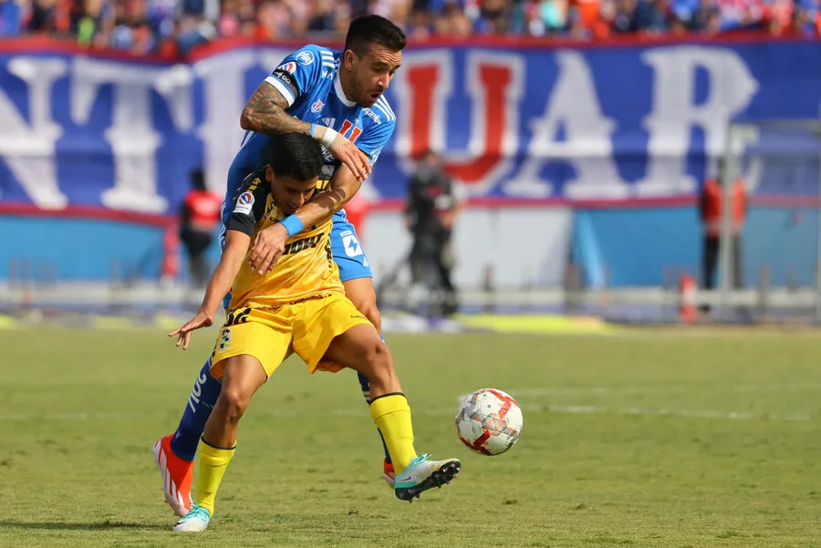 Pese a su corta edad, Martín ya jugó en el Estadio Nacional contra la U con 45 mil personas (Photosport)