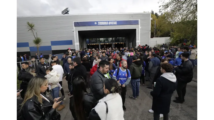 El público tuvo que evacuar por aviso de artefacto explosivo. (Foto: Photosport)