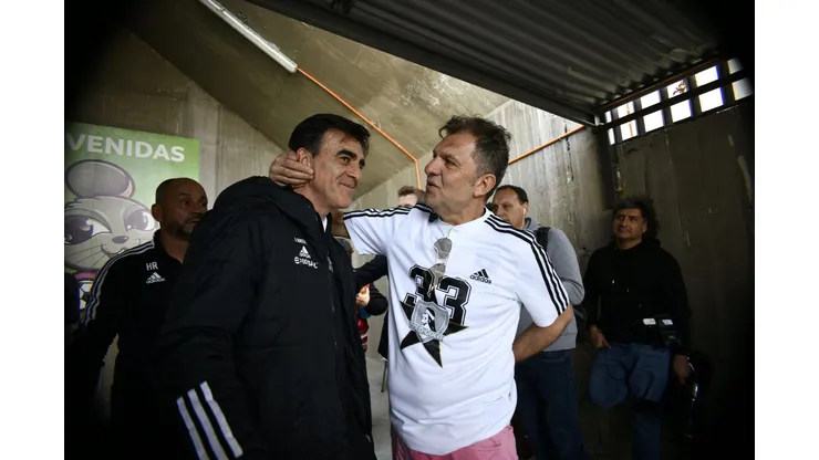 Gustavo Quinteros alaba a Aníbal Mosa criticando a Alfredo Stöhwing