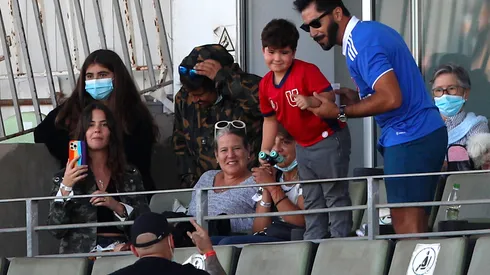 Johnny Herrera se emociona por notable gesto para él y su hijo.