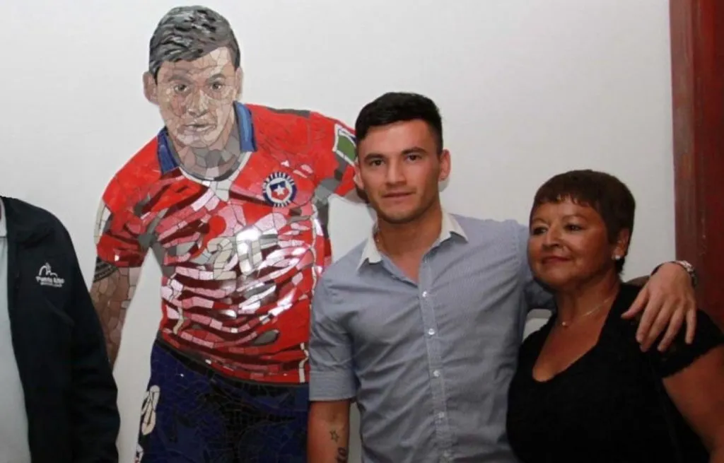Charles Aránguiz junto a su madre, Mariana Sandoval. ¿Se acercarán a Universidad de Chile?