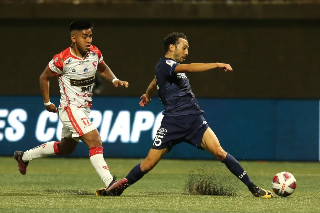 Universidad Católica lucha por estar en los primeros puestos de la Tabla de Posiciones. Por su parte, Deportes Copiapó busca salir del fondo. (Foto: Photosport)