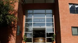 Denuncian robo en la Casa Alba. (Foto: Colo Colo)