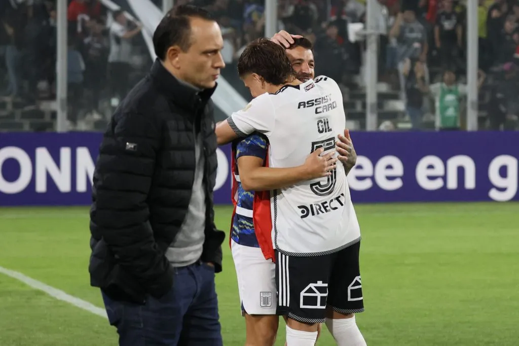 Leonardo Gil y Gabriel Costa dándose un fraterno abrazo en el Monumental | FOTO: Dragomir Yankovic/Photosport