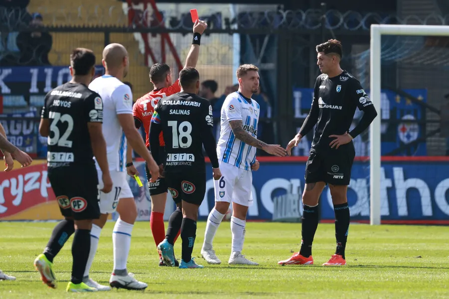 Momento en que el juez Diego Flores expulsa a Steffan Pino (Photosport)