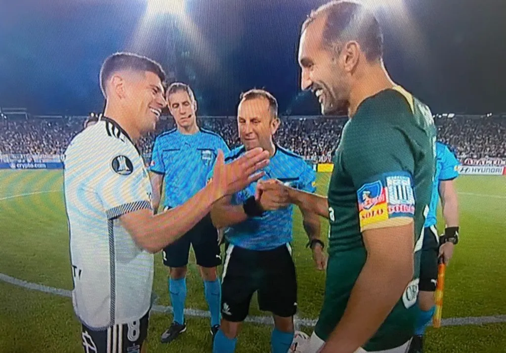 Esteban Pavez y Hernán Barcos en el sorteo previo al partido entre Colo Colo y Alianza Lima.