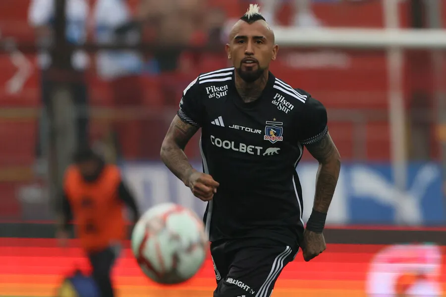 Carlos Zambrano no está ni ahí con Arturo Vidal. | Foto: Photosport