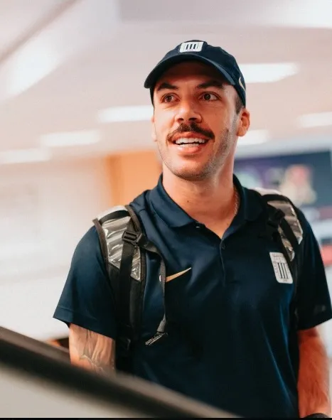 Seba Rodríguez embarcado rumbo a Chile durante el fin de semana (X Alianza Lima)