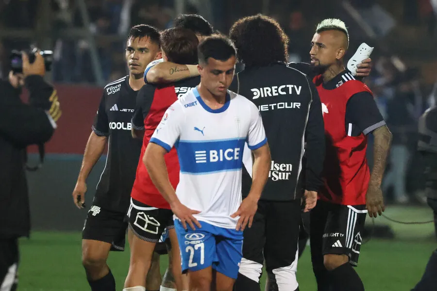 Vidal fue protagonista de momentos que sacaron de quicio al hincha cruzado. | Foto: Photosport