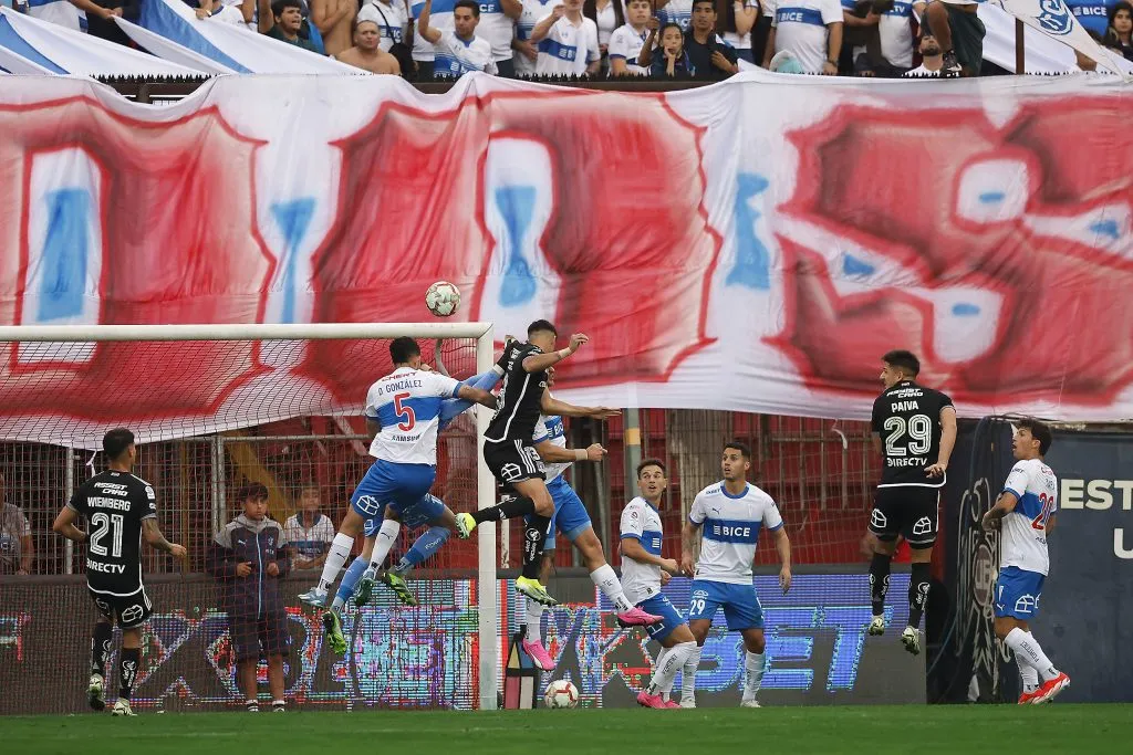 Gutiérrez ganando un cabezazo en el área rival de la Católica | Pepe Alvujar/Photosport