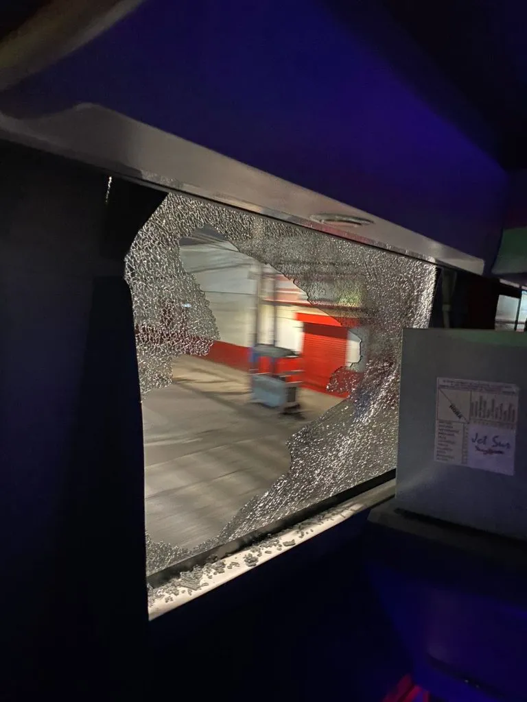 Así quedaron las ventanas del bus de Colo Colo tras el ataque en la salida del Estadio Santa Laura.