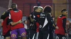 Plantel de Colo Colo tuvo una caótica salida del Estadio Santa Laura. (Foto: Dragomir Yankovic/Photosport)