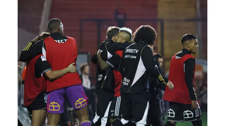 Plantel de Colo Colo tuvo una caótica salida del Estadio Santa Laura. (Foto: Dragomir Yankovic/Photosport)