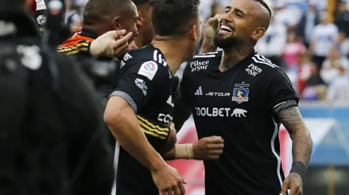 Arturo Vidal marca el 1-0 parcial para Colo Colo ante Universidad Católica. (Foto: Photosport)
