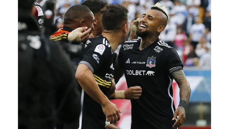 Arturo Vidal marca el 1-0 parcial para Colo Colo ante Universidad Católica. (Foto: Photosport)