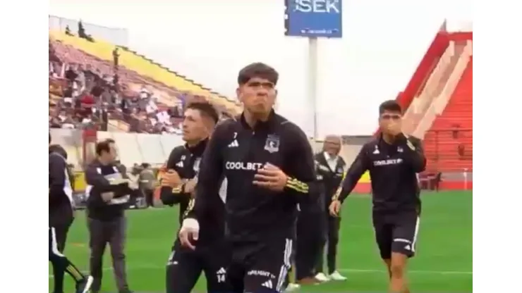 Carlos Palacios, Cristián Zavala y Damián Pizarro hacen gestos a los hinchas de Universidad Católica. (Foto: Captura)