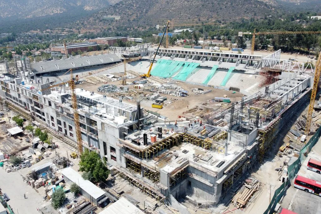 A toda máquina avanzan los trabajos en el nuevo estadio de Universidad Católica. (Foto: Jonnathan Oyarzún/Aton Chile)