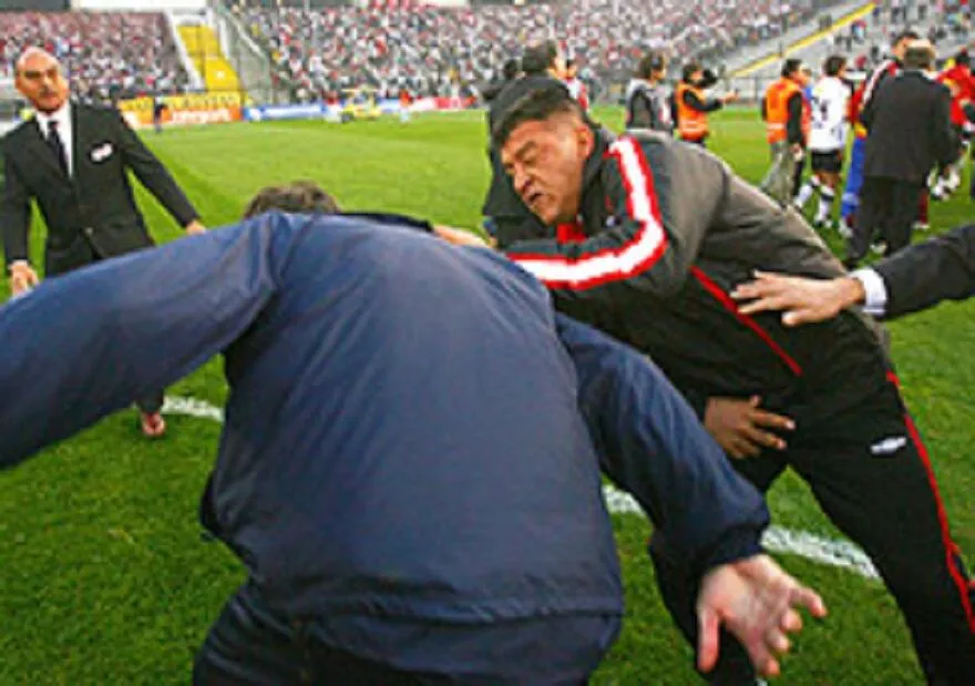 El momento de la pele entre Borghi y el PF de la UC